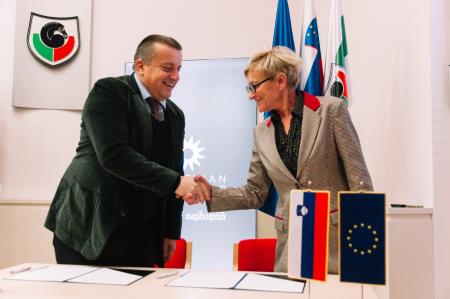 Joc Pečečnik in direktorica LIli Štefanič od podpisu dogovora 